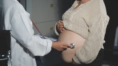 Steteskopu hastanede tutan hamile kadın..