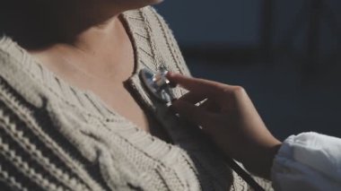 Mavi elbiseli kadın.