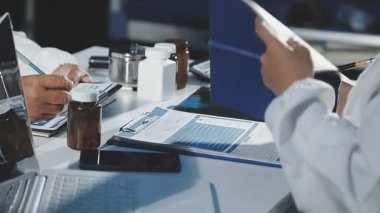 Bir laboratuvarda çalışan genç bilim adamı.