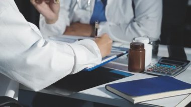 Masa başında çalışan doktor