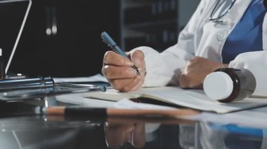 Doktorun panoya yazmasını kapat