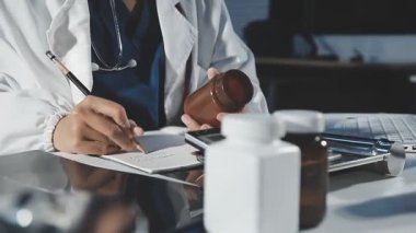 Doktor deftere yazıyor.