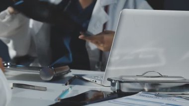 doktor dijital tabletle çalışıyor