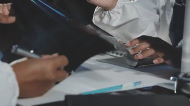 Profesyonel kuaför bir adamın elini kesiyor..