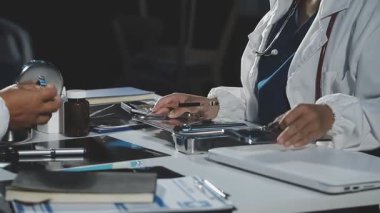 Doktor elinde dijital tablet tutuyor ve klinikte kan basıncını ölçüyor, tıbbi konsept