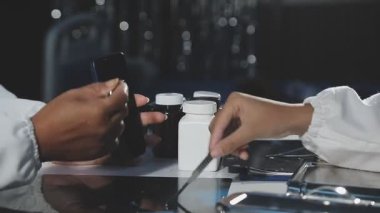 İş yerinde elektronik aygıtlar kullanarak ellerin kapatılması