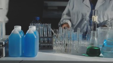 Laboratuvarda laboratuvar ekipmanları.