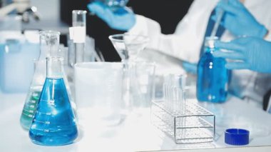 Laboratuvarda çalışan bir bilim adamına yakın plan.