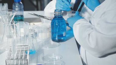 laboratuarda çalışan kadın bilim adamı