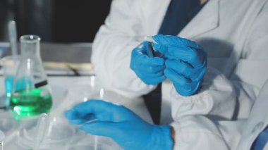 Kimya laboratuvarı olan bir bilim adamı. Laboratuvar camları.