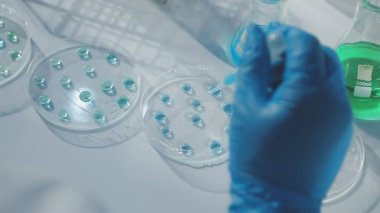 Laboratuvarda çalışan bilim adamı.