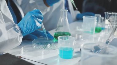 Bir kimya laboratuvarına yakın.