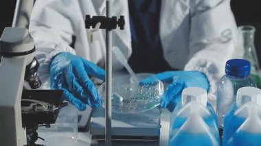 Laboratuvarda mikroskopla çalışan bilim adamı