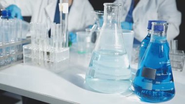 Bir laboratuarda bir grup bilim adamının yakın çekimi..