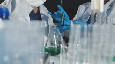 Test tüpleriyle çalışan bilim adamlarına yakın çekim