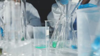 Laboratuvardaki laboratuvar asistanını kapat.