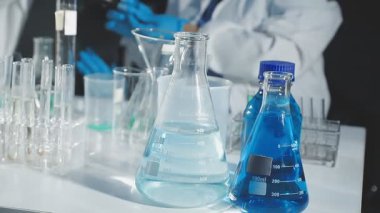 Laboratuvarda çalışan bilim adamı.