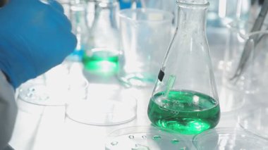 bilim adamı ile kimyasal şişeler