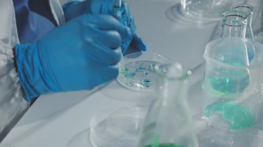 Laboratuvarda bir bardak su ve matarayla yapılan kimyasal deney.