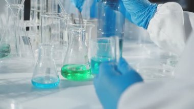 Laboratuvarda bir numuneyle çalışan bilim adamı..