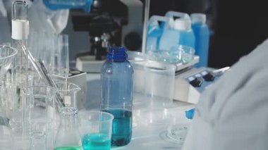 Laboratuvarda çalışan bilim adamı.