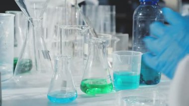 Mavi sıvılı laboratuar camı.