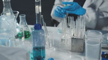 Kapat. Laboratuvarda tüpü olan bir bilim adamı. kopyalama alanı olan fotoğraf