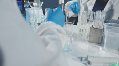 Laboratuvar çalışanı deneye hazırlanıyor..