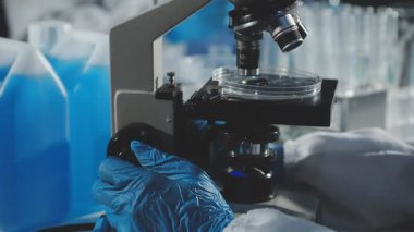 Laboratuar mikroskobu ile bilim adamı