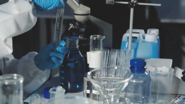 Laboratuvarda çalışan bilim adamı.