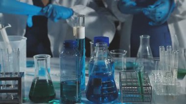 Laboratuvarda çalışan laboratuvar önlüklü bilim adamı.