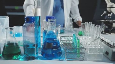 Laboratuvar bardakları mavi sıvıyla dolu. Kimyasal cam eşyalar. kimya laboratuvarı