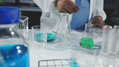 Laboratuvarda test tüpü olan bir bilim adamı