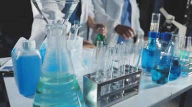 Araştırma ve kimyasal araştırmalar için laboratuvar vitrinleri.