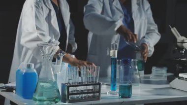 Laboratuvardaki bilim adamı. Laboratuvarda çalışan bilim adamı