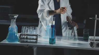 Laboratuvarda mikroskopla çalışan bir bilim adamı