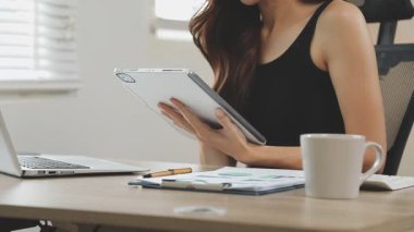 Tablet bilgisayar kullanan genç bir kadın