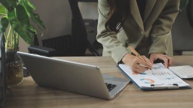 Ofiste çalışan iş kadınları