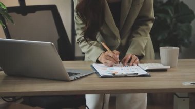 İşkadını dizüstü ve tablet ile çalışma