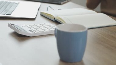 Dizüstü bilgisayarda çalışan kadın