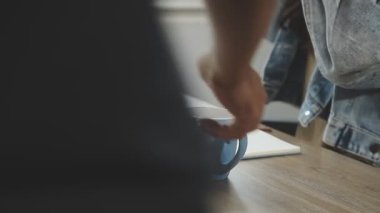 Kadın defter üzerinde yazma