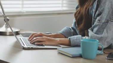 Yakın plan - dizüstü bilgisayarda çalışan bir kadının elleri..