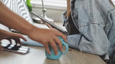 Genç adam ofiste dizüstü bilgisayarla çalışıyor.