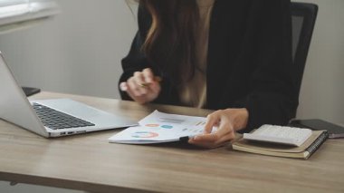 Genç bayan ofiste çalışıyor..