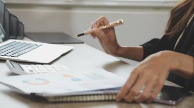 dizüstü bilgisayar ile çalışan kadın