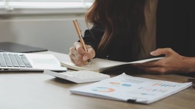 business woman hand holding hesap makinesi, mali grafik, laptop, dizüstü bilgisayar