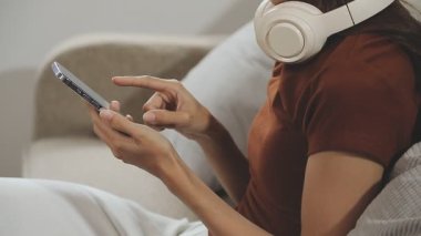 bir tablet kullanan kadın