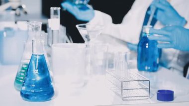 Bir şişe sıvı ve matarayla bilim adamı.