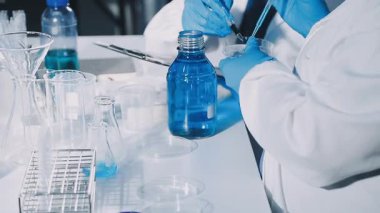 Laboratuvar, laboratuarda yapılan bir araştırma. Bir kimya laboratuvarında çalışan bilim adamı..