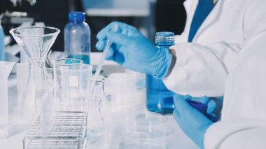 Bilim labaratuar donanımları ile çalışma.